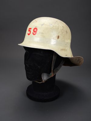 un gros plan d'un casque sur une tête de mannequin