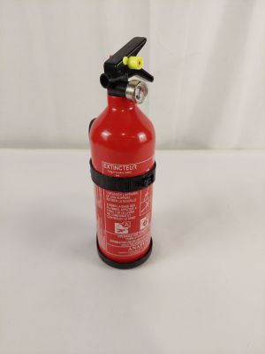 un extincteur rouge posé sur une surface blanche