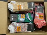 de nombreuses paires de chaussettes dans une boîte posée sur une table