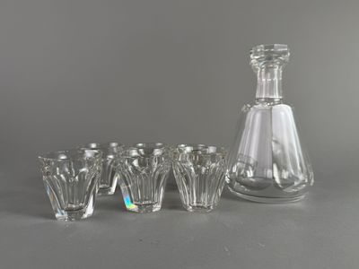 beaucoup de verres et une carafe sur la table