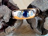 Gros plan sur une bague ornée d'une pierre bleue