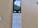 Quelqu'un est assis à une table, une télécommande à la main.
