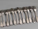 beaucoup de cuillères et de fourchettes en argent sur une table