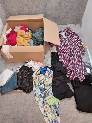 Environ 60 vêtements différents de différentes tailles pour …