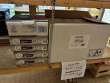 beaucoup de boîtes sur une étagère dans un magasin