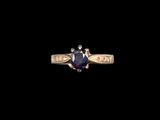 un gros plan d'une bague sertie d'un saphir