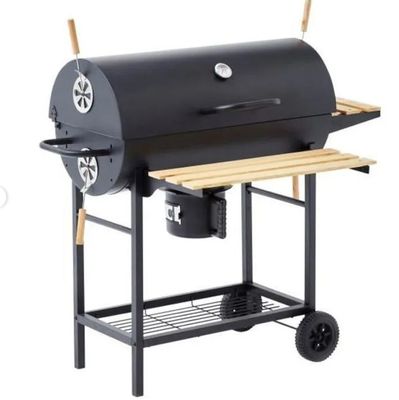 un barbecue noir à roulettes sur fond blanc