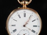 montre de poche avec des chiffres romains sur le cadran et des chiffres romains sur la face