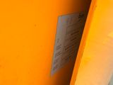 un gros plan d'une porte jaune sur laquelle est collé un autocollant
