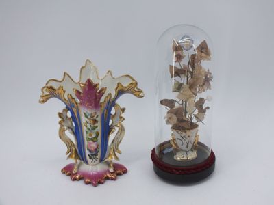 deux vases contenant des fleurs, posés sur une table
