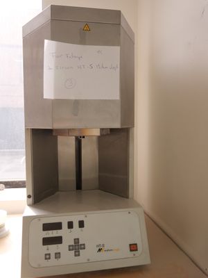 une machine posée sur une table, sur laquelle se trouve un mot