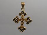 une image représentant une croix en or ornée de pierres bleues