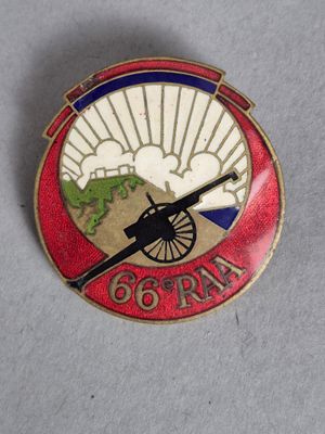 une image représentant un insigne rouge et blanc orné d'un pistolet
