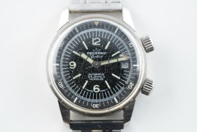 gros plan d'une montre-bracelet sur une surface blanche