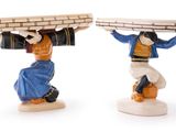 deux figurines représentant un homme portant un panier sur la tête