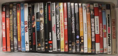 une photo montrant une collection de DVD sur une étagère