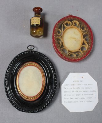 une photo d'un flacon de parfum et une photo d'une femme sur une assiette