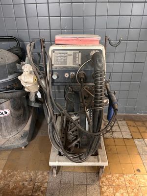 une machine posée sur un chariot dans une pièce