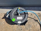 un tuyau raccordé à un tuyau posé au sol