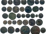 un assortiment de pièces de monnaie romaines antiques sur fond blanc