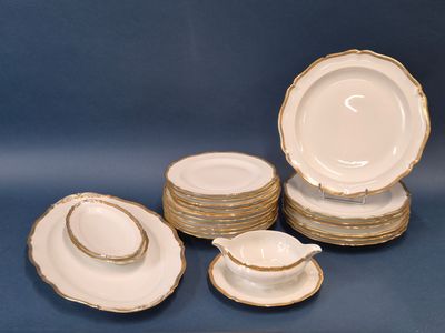 un ensemble d'assiettes et de tasses sur un fond bleu