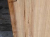 un morceau de bois posé par terre à côté d'un marteau