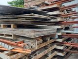 de nombreuses pièces de bois empilées les unes sur les autres