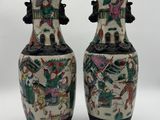 paire de vases chinois sur fond blanc, avec des anses noires