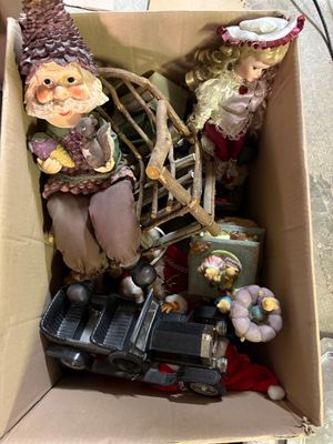 Lot de poupées et jouets divers. - Photo 1