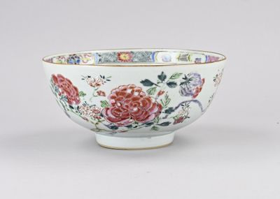 un bol blanc avec un motif floral