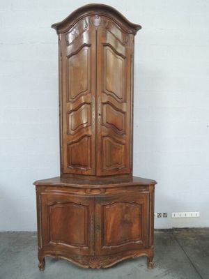 une armoire en bois surmontée d'un miroir