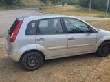 une petite voiture argentée garée sur le bord de la route