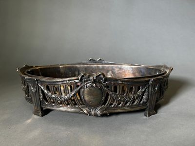 une assiette en argent antique avec un motif décoratif