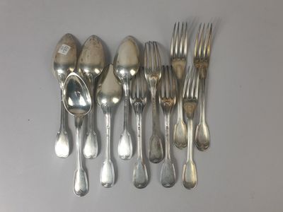 beaucoup de cuillères et de fourchettes en argent sur la table