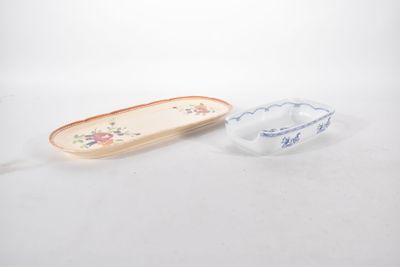 deux morceaux de verre ornés d'un motif floral, posés sur une surface blanche
