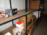 beaucoup de boîtes et de cartons sur les étagères de la pièce