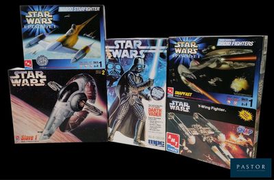 cinq figurines « Star Wars » exposées en rangée