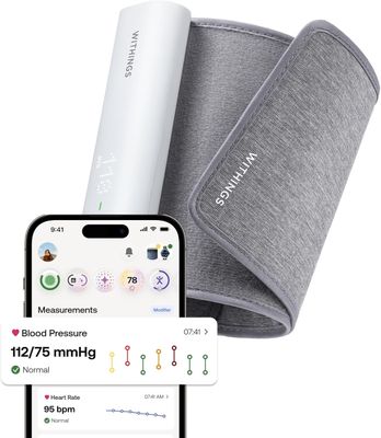 quelqu'un est en train de prendre sa tension artérielle avec un smartphone