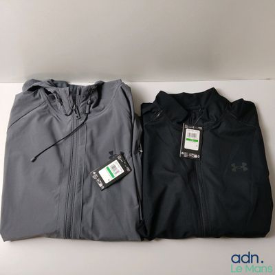 deux vestes Under Armour pour homme, l'une noire et l'autre grise