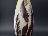 un vase posé sur une surface noire
