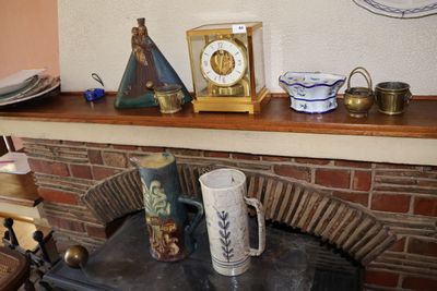 une cheminée surmontée d'une horloge dans une pièce