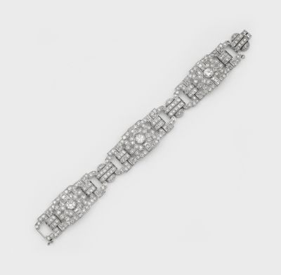 gros plan d'un bracelet en diamant sur une surface blanche