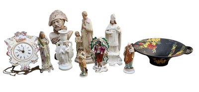 de nombreuses figurines disposées les unes à côté des autres