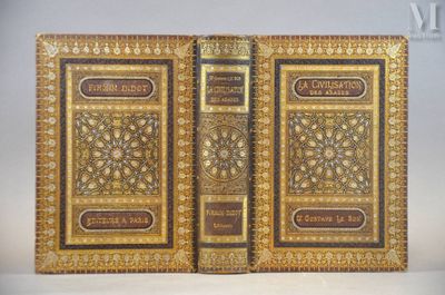 un livre ouvert dont la couverture dorée est ornée de motifs élaborés