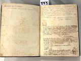 un vieux livre écrit posé sur une table