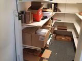 beaucoup de boîtes et de cartons sur les étagères de la pièce
