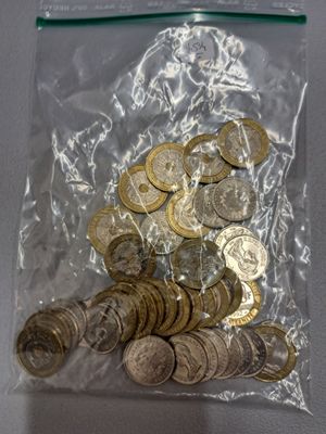 beaucoup de pièces dans un sac sur la table