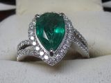 une image représentant une bague sertie d'une émeraude taille poire