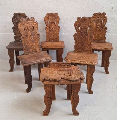 Suite de 6 chaises en bois sculpté, le dossier droit à décor…