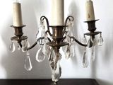 trois bougies posées sur une table